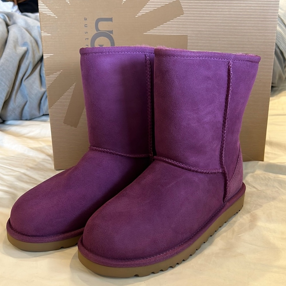 BNIB! UGG K CLASSIC BOOTS (USA 6 BIG KIDS)